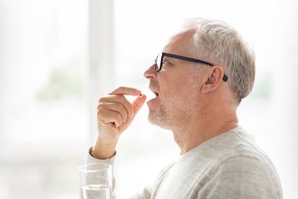 gizon batek antibiotiko bat hartzen du prostatitisarentzat